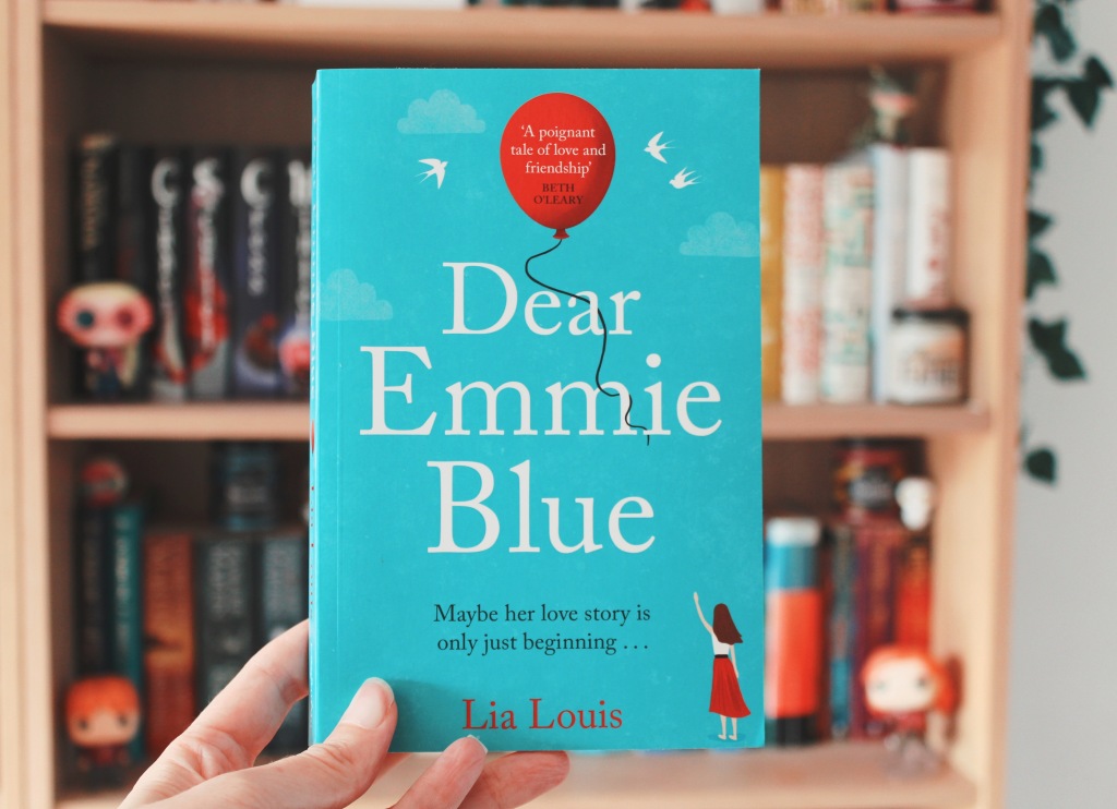 I started reading Lia Louis's Dear Emmie Blue as a buddy read with  @thechicklitbookclub and, at first, had major My Best Friend's Wedding…